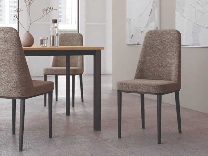 Silla de comedor con patas negras modelo IZMA